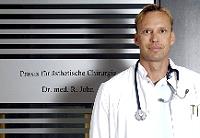 Der FA für Chirurgie Dr. med. Rainer John informiert zu Brust-Implantaten