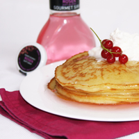 Amerikanische Buttermilch-Pancakes mit Rosenduftblüten-Sirup sind nur eine von vielen Rezeptideen r Amerikanische Buttermilch-Pancakes mit Rosenduftblüten-Sirup sind nur eine von vielen Rezeptideen r