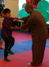 Shi Yan Lin beim Korrigieren der Schüler Shi Yan Lin beim Korrigieren der Schüler