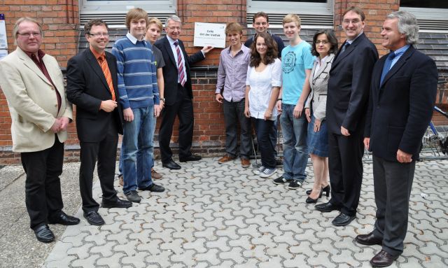 Celles Oberbürgermeister Dirk-Ulrich Mende (4. v. l.) übergab das Schild an die Schüler. Foto: True Celles Oberbürgermeister Dirk-Ulrich Mende (4. v. l.) übergab das Schild an die Schüler. Foto: True