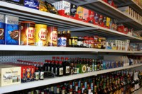 Bekannte DDR-Marken und ostalgischer Produkte warten auf die Kunden.