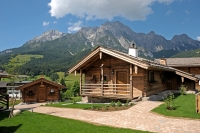 Hütte vor Bergkulisse 