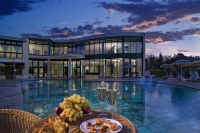 Hotelansicht mit Pool 