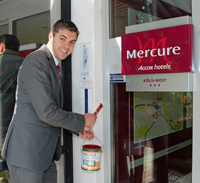 1.000 Liter Farbe geben seinem Hotel neuen Glanz: Bart Vaessen, Direktor des Mercure Hotel Köln West 1.000 Liter Farbe geben seinem Hotel neuen Glanz: Bart Vaessen, Direktor des Mercure Hotel Köln West