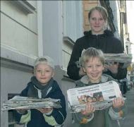 Papier sammeln für die Wärmedämmung des Kindergartens, da helfen die Kinder begeistert m Papier sammeln für die Wärmedämmung des Kindergartens, da helfen die Kinder begeistert m