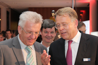 Gubor Geschäftsführer Claus Cersovsky (r.) kredenzt dem baden-württembergischen Ministerpräsidenten Gubor Geschäftsführer Claus Cersovsky (r.) kredenzt dem baden-württembergischen Ministerpräsidenten