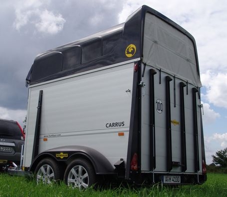 Pferdeanhängertest auf www.mit-Pferden-reisen.de: Aluminium-Polyester-Modell Humbaur Carrus