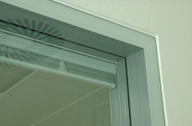 Detailansicht Planline EI30 mit Jalousie im Scheibenzwischenraum ISO-Shadow Detailansicht Planline EI30 mit Jalousie im Scheibenzwischenraum ISO-Shadow