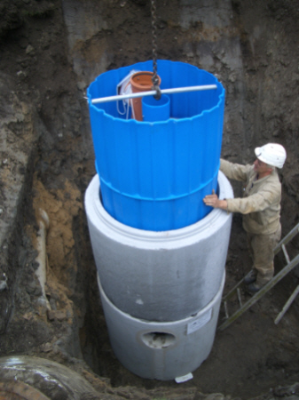 Einbau eines 3P Hydrosystem 1000 metal in einen Betonschacht. Foto: 3P Technik Einbau eines 3P Hydrosystem 1000 metal in einen Betonschacht. Foto: 3P Technik