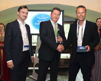Carsten Warta (Bildmitte) gratuliert Volker Schipmann und Thomas Wind (beide TellSell Consulting) Carsten Warta (Bildmitte) gratuliert Volker Schipmann und Thomas Wind (beide TellSell Consulting)