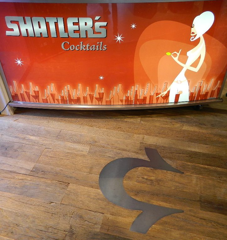 SHATLER‘s Bar und True Religion Logo Hufeisen im Eingangsbereich des neuen Brand-Stores in Berlin SHATLER‘s Bar und True Religion Logo Hufeisen im Eingangsbereich des neuen Brand-Stores in Berlin