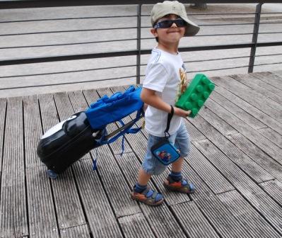 Der 6-jährige Minireporter Andreas Janguinis ist bereits mit einem LEGO® Stein auf Reisen. Der 6-jährige Minireporter Andreas Janguinis ist bereits mit einem LEGO® Stein auf Reisen.