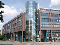 Das Mitte der 90er Jahre erbaute Büro-/Geschäftshaus Das Mitte der 90er Jahre erbaute Büro-/Geschäftshaus