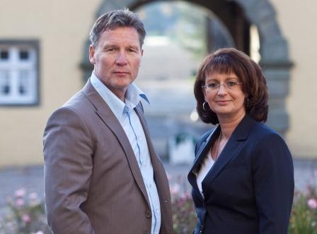 Jürgen Urban u. Heike Eltze wissen: Imprägnierung pflegt nachhaltig kalkhaltige Steinböden. Jürgen Urban u. Heike Eltze wissen: Imprägnierung pflegt nachhaltig kalkhaltige Steinböden.