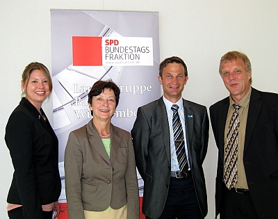 (v.l.n.r.) Anne Olbrisch, Elvira Drobinski-Weiß, Samuel Breisacher und Jochen Nordau