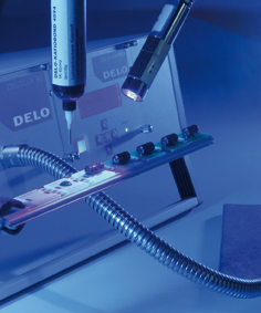 Bild: Klebstoffaushärtung mit DELOLUX 80 Bild: Klebstoffaushärtung mit DELOLUX 80