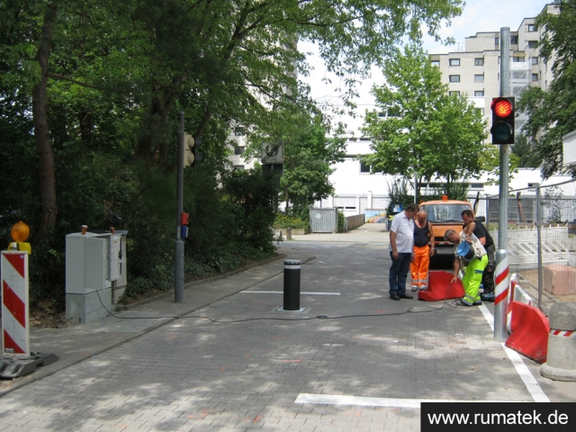 Rumatek montiert im Auftrag der Stadt Darmstadt automatisch versenkbaren Poller für Wohnanlage in Da