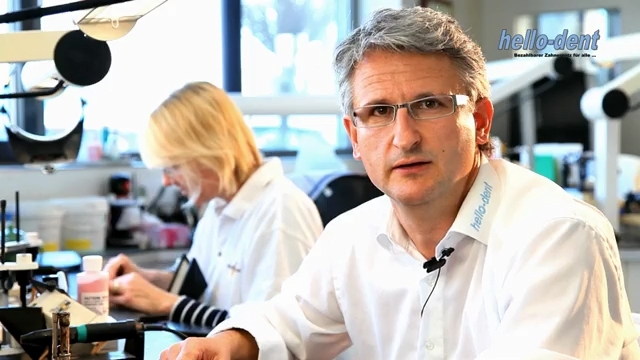 Zahnersatz von hello-dent: Lokale Zahntechnik und globale Partner