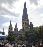 Das Beethoven-Denkmal vor dem Bonner Münster ist einer der In-Treffpunkte der Stadt. © ec.