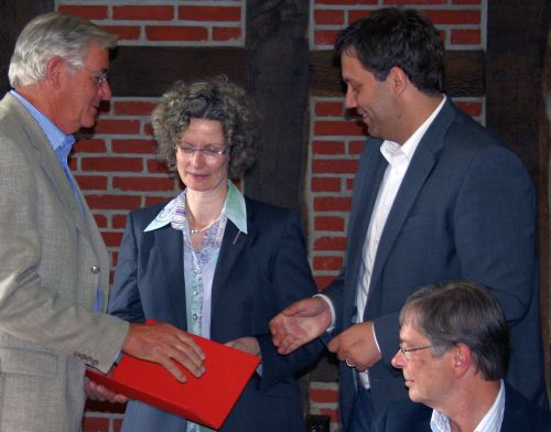Lars Klingbeil (rechts) und SPD-Ortsvereinsvorsitzende Annette Schütz ehrten Gernot Boeck. Lars Klingbeil (rechts) und SPD-Ortsvereinsvorsitzende Annette Schütz ehrten Gernot Boeck.