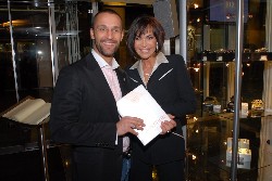 Ricarda M. Hofmann mit ihrem Mann Marcello Hofmann bei der Buchpräsentation „WE WOMEN AND ECONOMY“.