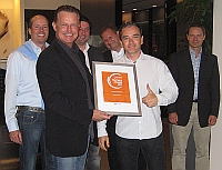 Achim Theis, Vorstand Vertrieb ecotel, gratuliert Frank Hin, Geschäftsführer SH business COM Achim Theis, Vorstand Vertrieb ecotel, gratuliert Frank Hin, Geschäftsführer SH business COM