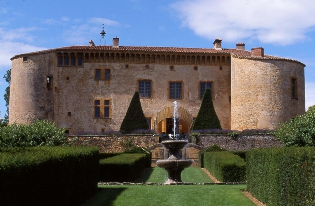 Vier-Sterne-Schlosshotel im französischen Beaujolais steht zum Verkauf Vier-Sterne-Schlosshotel im französischen Beaujolais steht zum Verkauf