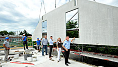 Der Fürther Oberbürgermeister packt mit dem Team der Deutschen Reihenhaus an Der Fürther Oberbürgermeister packt mit dem Team der Deutschen Reihenhaus an