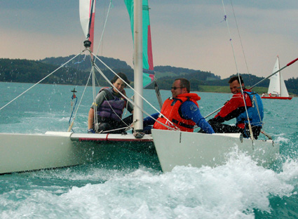 Segelspaß mit Geschwindigkeitsrausch beim Katamaran-Segeln auf dem Forggensee