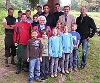 Das Projektteam mit ), Schulleiterin Cordula Hollerbach-Malutzki (Bildmitte) (Bild: wort.laut)