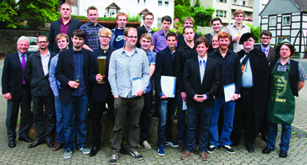 Bei der Lossprechungsfeier in Iserlohn gratulierte Jürgen Witt (l.).