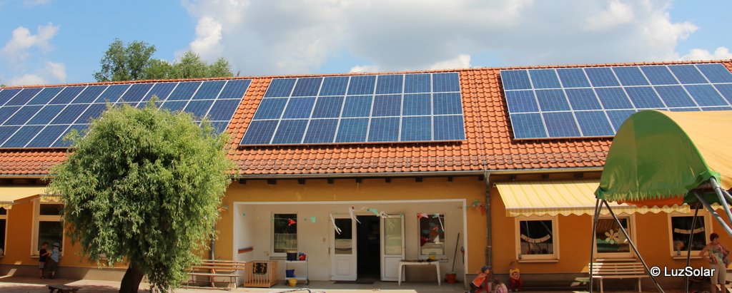 Solaranlage auf dem Dach des Kindergartens in Werneuchen Solaranlage auf dem Dach des Kindergartens in Werneuchen