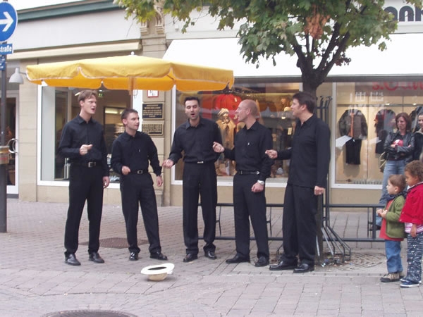 A-Cappella Auftritt in Fussgängerzone inÖhringen A-Cappella Auftritt in Fussgängerzone inÖhringen
