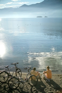 Pärchen mit E-Bikes 