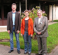 (v.l.) M. Bühler (Schulleiter) und S. Müller (CJD) mit Dr. Lecheler (Bild: wort.laut). (v.l.) M. Bühler (Schulleiter) und S. Müller (CJD) mit Dr. Lecheler (Bild: wort.laut).