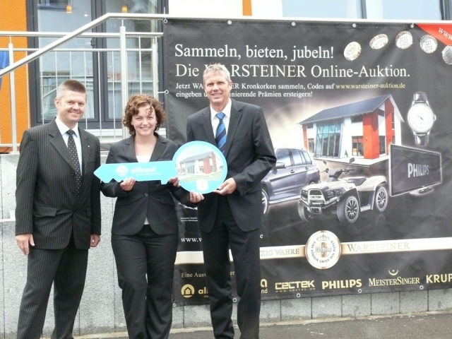 Sammeln, bieten, jubeln - Glückliche Bieterin nimmt neues Eigenheim entgegen