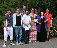 Mark Bühler und Ausbildungsleiterin Silvia Müller (hintere Reihe) freuen sich mit den Preisträgern