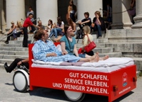 Das fahrende Bett der ibis Hotels auf dem Königsplatz. Das fahrende Bett der ibis Hotels auf dem Königsplatz.
