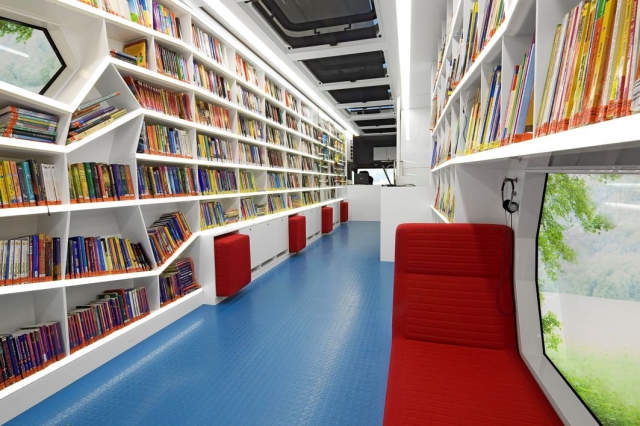 Rosskopf&Partner AG - Rollende Bibliothek aus Mineralwerkstoff Rosskopf&Partner AG - Rollende Bibliothek aus Mineralwerkstoff