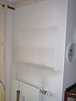Schwarzstaubablagerungen an einer Wand lassen sich nur schwer wieder entfernen 