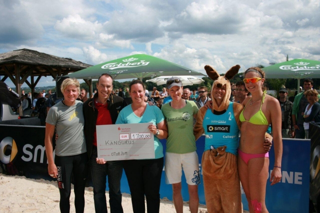 Sportliche Schützenhilfe - Känguru Charity bei der smart beach tour am Baldeney See.