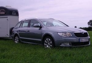 Pferdeanhänger-Zugfahrzeugtest auf www.mit-Pferden-reisen.de: Skoda Superb