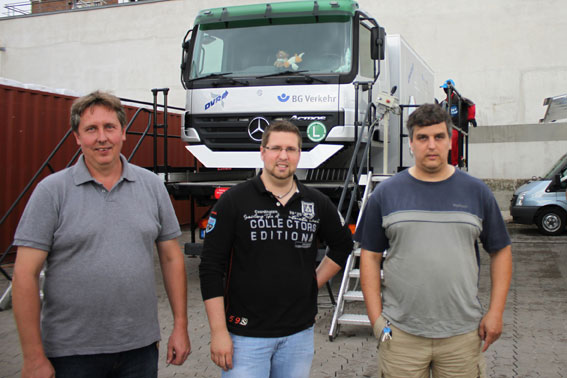 Fahrer Johann Epp, Disponent Jan Mandt und Fahrer Marco Fischer von Am Zehnhoff-Söns (vlnr.) Fahrer Johann Epp, Disponent Jan Mandt und Fahrer Marco Fischer von Am Zehnhoff-Söns (vlnr.)