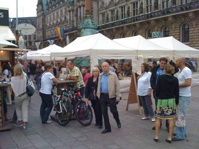 Faltzelte von Swiss Display retten Winzer bei Stuttgarter Weindorf in Hamburg Faltzelte von Swiss Display retten Winzer bei Stuttgarter Weindorf in Hamburg