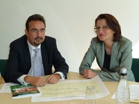 Bild: v.l.n.r. Klaus Holetschek und Dr. Gabriele Hartl im Gespräch Bild: v.l.n.r. Klaus Holetschek und Dr. Gabriele Hartl im Gespräch