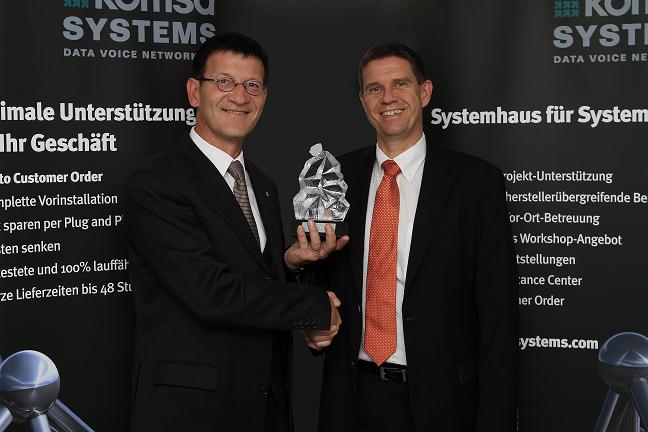 Ralf Kalker (r) überreicht Dirk Gottschalk (l) den Best Konftel Partner Award 2010. Ralf Kalker (r) überreicht Dirk Gottschalk (l) den Best Konftel Partner Award 2010.