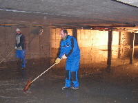 Eine häufige Übung vor der umfassenden Sanierung, die Wassermassen zu beseitigen. Eine häufige Übung vor der umfassenden Sanierung, die Wassermassen zu beseitigen.