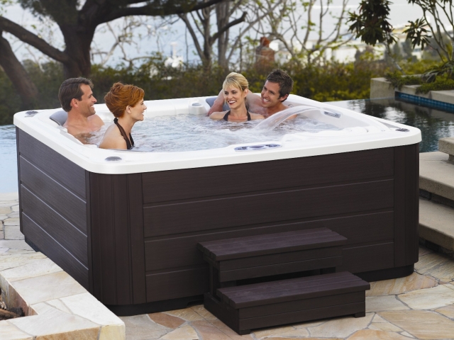 Ein Whirlpool mit zwei Liegen. Jetzt erleben im neuen Modell Pulse DL aus der Limelight Serie. Ein Whirlpool mit zwei Liegen. Jetzt erleben im neuen Modell Pulse DL aus der Limelight Serie.