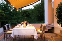Die neue Spotbeleuchtung der markilux 6000 setzt stimmungsvolle Lichtakzente auf der Terrasse. 
