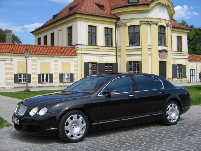 Wovon jede Braut träumt... In der Luxuslimousine zur Kirche oder zum Standesamt Wovon jede Braut träumt... In der Luxuslimousine zur Kirche oder zum Standesamt